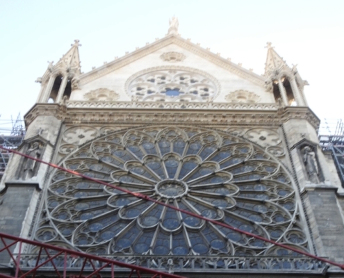 Topgevel Noordtransept, wel en (nog?) niet gereinigd.